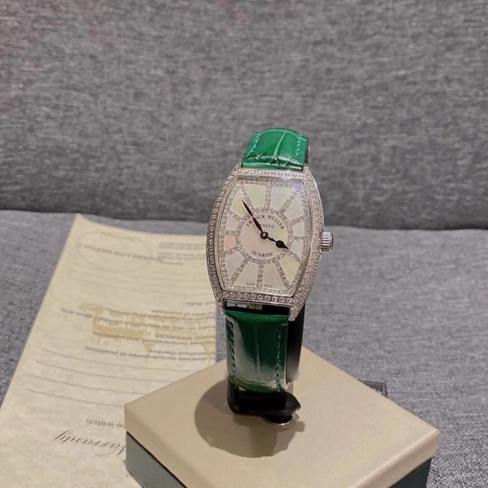 ♥️法兰克穆勒-Franck Muller(FM),sunrise系列 采用316L 精钢表壳 CNC加工抛光表壳,全壳PVP真空电镀持色更久。底盖与表壳无缝拼接,精雕成形,扣子底部以及底盖内部延续法穆兰标志字体雕刻清晰!搭配制作过程相当复杂的拱形表盘 表盘由12块珍珠贝构成铺满光华美钻与珍珠贝母辉映 表壳尺寸32x43mm 厚度约9mm ♥️法兰克穆勒-Franck Muller(FM),sunrise系列 采用316L 精钢表壳 CNC加工抛光表壳,全壳PVP真空电镀持色更久。底盖与表壳无缝拼接,精雕成形,扣子底部以及底盖内部延续法穆兰标志字体雕刻清晰!搭配制作过程相当复杂的拱形表盘 表盘由12块珍珠贝构成铺满光华美钻与珍珠贝母辉映 表壳尺寸32x43mm 厚度约9mm