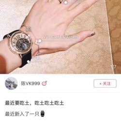 实拍 积家约会系列月相腕表延续了约会系列的独特美学，以珍珠母贝打造一轮皎洁明月，伴以钻石镶饰的璀璨星光，衬于深邃的蓝天表盘之上，可谓“晃所有人的眼，露自己的脸”，将女士的优雅浪漫萦绕腕间，俘获了芳心无数。进口石英机芯，蓝宝石镜面，原装折叠扣，表盘宽34mm，厚9mm。