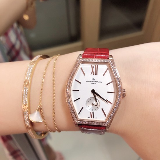 实拍 江诗丹顿-Vacheron Constantin 作为世界上历史悠久的钟表制造商从未停止生产,秉承悉力以赴,精益求精的品牌座右铭,其中有一款-Malte系列25530/000R-9742,经典酒桶型婉表,防磨水晶镜面,内部经反光处理,配置瑞士原装石英机芯,尺寸28.40*38.67毫米,厚度7.28毫米。表壳电镀18K白金/玫瑰金,表带有布绢带,牛皮带两种选择,针扣配带.市面最高版本,你值得拥有! 实拍 江诗丹顿-Vacheron Constantin 作为世界上历史悠久的钟表制造商从未停止生产,秉承悉力以赴,精益求精的品牌座右铭,其中有一款-Malte系列25530/000R-9742,经典酒桶型婉表,防磨水晶镜面,内部经反光处理,配置瑞士原装石英机芯,尺寸28.40*38.67毫米,厚度7.28毫米。表壳电镀18K白金/玫瑰金,表带有布绢带,牛皮带两种选择,针扣配带.市面最高版本,你值得拥有!