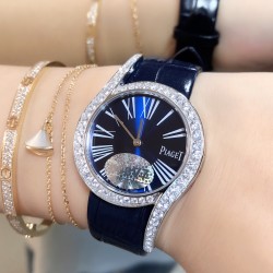 实拍 深海蓝 伯爵 全新Piaget Lime light系列腕表，以其独特的造型，引领着时尚界的风潮，更是邀请到国际巨星巩俐倾情代言，必将成为伯爵品牌全新的识别69式印，瑞士石英32mm 白金电镀 认准独家实拍细节品质！
