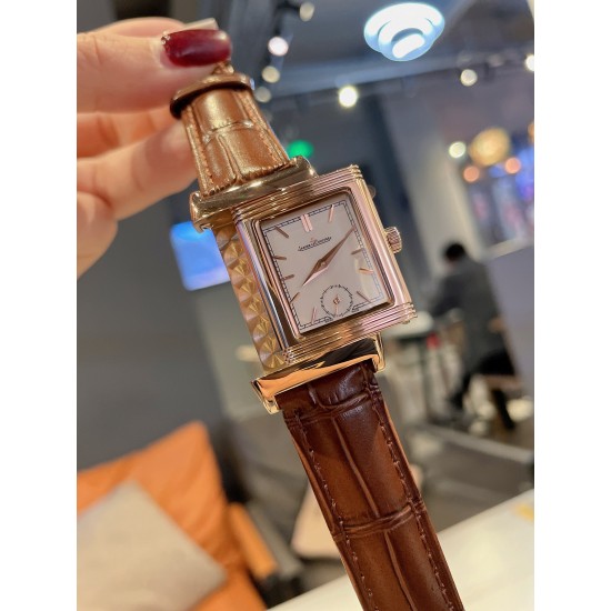 新款积家经典翻转系列高级女士腕表[飞吻][飞吻]精钢表壳，独特设计180度旋转翻盖，内置瑞士石英机芯，走时精准稳定！真皮表带，尺寸1比1[色][色]尺寸：23*34mm 厚度：13.5mm】