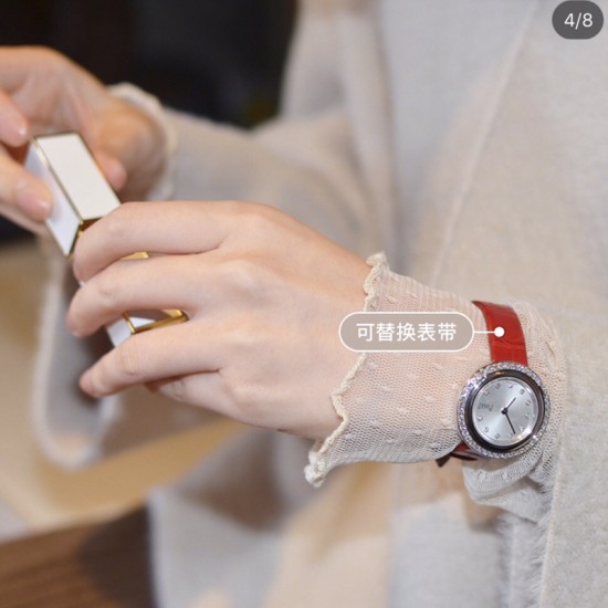 实拍 伯爵-PIAGET 女士腕表 瑞士石英机芯 316L精钢表壳 真牛皮表带 尺寸34*8mm 蓝宝石玻璃镜面 简约的设计,大胆而多彩的配色,以及旋转表圈是伯爵品牌 Possession腕表的特质所在。通过品牌制表师们天马星空的创意,将各个亮色的表带与贵金属、钻石、精钢材质相融,通过圆形盘面的演绎,令全新的 Possession腕表越发闪耀夺目,给人眼前一亮之感 实拍 伯爵-PIAGET 女士腕表 瑞士石英机芯 316L精钢表壳 真牛皮表带 尺寸34*8mm 蓝宝石玻璃镜面 简约的设计,大胆而多彩的配色,以及旋转表圈是伯爵品牌 Possession腕表的特质所在。通过品牌制表师们天马星空的创意,将各个亮色的表带与贵金属、钻石、精钢材质相融,通过圆形盘面的演绎,令全新的 Possession腕表越发闪耀夺目,给人眼前一亮之感