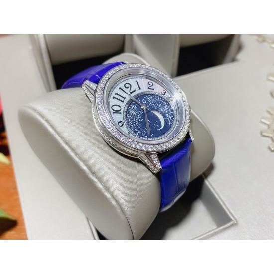 实拍 积家Rendez-Vous Moon Serenity约会系列月相腕表以爱之名,相约一生【表壳】腕表尺寸36mmX10.6mm,质感同步正品。镶嵌124颗顶级施华洛世奇闪钻勾勒腕表圆润外观,与镶满美钻的表圈相辅相成共同散放着星空一般的璀璨光芒【表盘】搭配一枚星形指针以最富诗意的方式,提示佩戴者约会的时间,珍珠贝母月相在缎面打磨的星图映衬下尽现柔美【机芯】瑞士石英机芯,完美实现原装星辰月相功能,走时稳定【表带扣】意大利小牛皮和进口绢丝带质感上佳,搭配积家原装折叠。 实拍 积家Rendez-Vous Moon Serenity约会系列月相腕表以爱之名,相约一生【表壳】腕表尺寸36mmX10.6mm,质感同步正品。镶嵌124颗顶级施华洛世奇闪钻勾勒腕表圆润外观,与镶满美钻的表圈相辅相成共同散放着星空一般的璀璨光芒【表盘】搭配一枚星形指针以最富诗意的方式,提示佩戴者约会的时间,珍珠贝母月相在缎面打磨的星图映衬下尽现柔美【机芯】瑞士石英机芯,完美实现原装星辰月相功能,走时稳定【表带扣】意大利小牛皮和进口绢丝带质感上佳,搭配积家原装折叠。