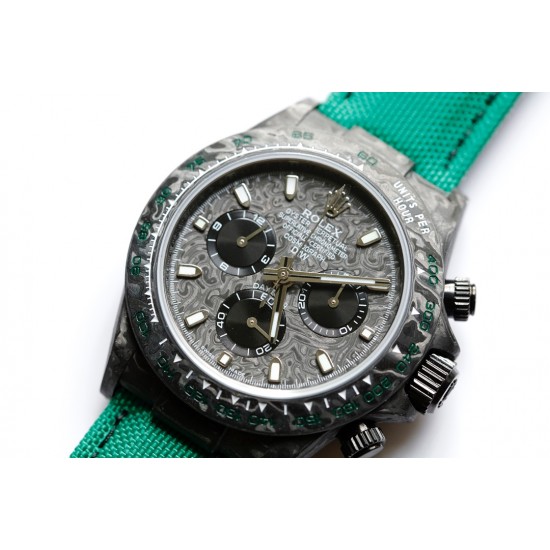 劳力士Rolex Daytona全碳纤维宇宙计时迪通拿横空出世 这款获得瑞士天文台认证的首款全碳纤迪通拿搭载全自动计时7750机械机芯 均调校测试 表盘配蜗形小秒针盘 蓝宝石抗刮损水晶镜面 碳纤维字面 完美复刻 原装同步魔术贴帆布带/橡树胶带 原装扣 更加柔软舒适 方便佩戴 爱不释手的劳力士迪通拿 品不完的一劳永逸!!! 劳力士Rolex Daytona全碳纤维宇宙计时迪通拿横空出世 这款获得瑞士天文台认证的首款全碳纤迪通拿搭载全自动计时7750机械机芯 均调校测试 表盘配蜗形小秒针盘 蓝宝石抗刮损水晶镜面 碳纤维字面 完美复刻 原装同步魔术贴帆布带/橡树胶带 原装扣 更加柔软舒适 方便佩戴 爱不释手的劳力士迪通拿 品不完的一劳永逸!!!