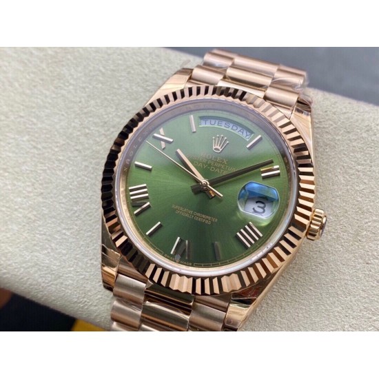 ROLEX 劳力士 星期日志型40mm终极版 搭载原版3255自动机械机芯228239系列腕表,40mm直径,研发耗时16个月!原版1比1开模。重点升级了以下几个要点:1.表壳直径与最新版3255型系列一致40毫米。2.表带头粒与原装一致,5件拼装,难度非常高,表带与表壳交错型无缝连结。3.把头皇冠处下方修改为与原版一致的两个圆点。4.表扣与原版一致里面加装了弹簧,字体大小工艺和原装一致。5.表壳侧面与原版一致增加二维码防伪。6.表壳与表带连接处的壳身刻有与原版一致的型号数字228239。 ROLEX 劳力士 星期日志型40mm终极版 搭载原版3255自动机械机芯228239系列腕表,40mm直径,研发耗时16个月!原版1比1开模。重点升级了以下几个要点:1.表壳直径与最新版3255型系列一致40毫米。2.表带头粒与原装一致,5件拼装,难度非常高,表带与表壳交错型无缝连结。3.把头皇冠处下方修改为与原版一致的两个圆点。4.表扣与原版一致里面加装了弹簧,字体大小工艺和原装一致。5.表壳侧面与原版一致增加二维码防伪。6.表壳与表带连接处的壳身刻有与原版一致的型号数字228239。