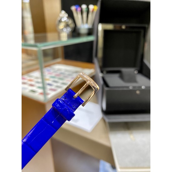 全网女生听我的!买它…❤️。 伯爵“时来运转”顶级奢侈品入门款精致的 29mm尺寸大小!第一眼看到它的时候我一眼就中,首先是外观设计足够百搭,➕上外层一圈可来回转动 很有寓意、一起“转动,遇见非凡”。上手很秀气,彩色鳄鱼皮可轻松拆卸 看上去就高端,机芯采用瑞士进口石英机芯,螺旋式表圈316L精钢打磨抛光 表面光亮如镜、表盘内圈钻石刻度 11颗⭕️圆形美钻(约0.07克拉)外圈一颗圆形美钻(约0.05克拉) 全网女生听我的!买它…❤️。 伯爵“时来运转”顶级奢侈品入门款精致的 29mm尺寸大小!第一眼看到它的时候我一眼就中,首先是外观设计足够百搭,➕上外层一圈可来回转动 很有寓意、一起“转动,遇见非凡”。上手很秀气,彩色鳄鱼皮可轻松拆卸 看上去就高端,机芯采用瑞士进口石英机芯,螺旋式表圈316L精钢打磨抛光 表面光亮如镜、表盘内圈钻石刻度 11颗⭕️圆形美钻(约0.07克拉)外圈一颗圆形美钻(约0.05克拉)