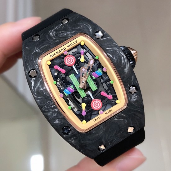 实拍 最新理查珐琅棉花糖理查德米勒 RichardMille 珐琅棉花糖 最新爆款 bon bon系列最稀有的作品!克服传统工艺打破模式!钟表最受尊敬的技术之一。不是所有人的嫁妆,棉花糖运动曲线和颜色,它们是诱人的。有了理查德米勒,实现了把棉花糖戴在你的手腕上!白色陶瓷加上黄粉绿搪瓷表盘,RM-07柔和的颜色创造了一个组合...甜蜜!糖果店的一次旅行,一个让人难以置信的艺术品。你会戴上它吗? 实拍 最新理查珐琅棉花糖理查德米勒 RichardMille 珐琅棉花糖 最新爆款 bon bon系列最稀有的作品!克服传统工艺打破模式!钟表最受尊敬的技术之一。不是所有人的嫁妆,棉花糖运动曲线和颜色,它们是诱人的。有了理查德米勒,实现了把棉花糖戴在你的手腕上!白色陶瓷加上黄粉绿搪瓷表盘,RM-07柔和的颜色创造了一个组合...甜蜜!糖果店的一次旅行,一个让人难以置信的艺术品。你会戴上它吗?