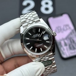 ROLEX 劳力士 蚝式恒动日志型41mm系列腕表，直径41mm，经典的蚝式表壳搭配三角坑纹外圈，把头采用旋入式设计，抗刮损蓝水晶玻璃，防反光凸透式放大（2.5倍）日历窗，隐蔽式摺叠皇冠带扣，矜持有度秀而不媚 恒久优雅！