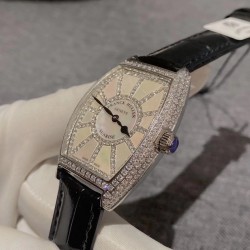 ♥️法兰克穆勒-Franck Muller(FM)，sunrise系列 采用316L 精钢表壳 CNC加工抛光表壳，全壳PVP真空电镀持色更久。底盖与表壳无缝拼接，精雕成形，扣子底部以及底盖内部延续法穆兰标志字体雕刻清晰！搭配制作过程相当复杂的拱形表盘 表盘由12块珍珠贝构成铺满光华美钻与珍珠贝母辉映   表壳尺寸32x43mm   厚度约9mm