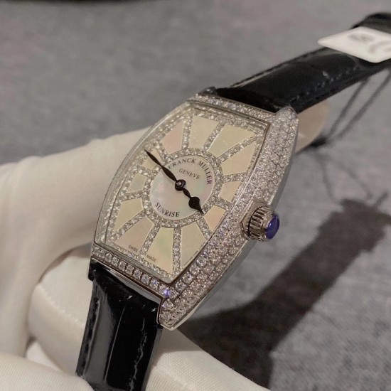 ♥️法兰克穆勒-Franck Muller(FM),sunrise系列 采用316L 精钢表壳 CNC加工抛光表壳,全壳PVP真空电镀持色更久。底盖与表壳无缝拼接,精雕成形,扣子底部以及底盖内部延续法穆兰标志字体雕刻清晰!搭配制作过程相当复杂的拱形表盘 表盘由12块珍珠贝构成铺满光华美钻与珍珠贝母辉映 表壳尺寸32x43mm 厚度约9mm ♥️法兰克穆勒-Franck Muller(FM),sunrise系列 采用316L 精钢表壳 CNC加工抛光表壳,全壳PVP真空电镀持色更久。底盖与表壳无缝拼接,精雕成形,扣子底部以及底盖内部延续法穆兰标志字体雕刻清晰!搭配制作过程相当复杂的拱形表盘 表盘由12块珍珠贝构成铺满光华美钻与珍珠贝母辉映 表壳尺寸32x43mm 厚度约9mm