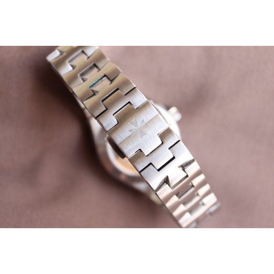 实拍【Vacheron Constantin江诗丹顿】纵横四海系列OVERSEAS女款小号型钢带款——一款极具魅力和旅行精神的女性腕表【表壳】直径36mm适合大部分女性佩戴,84颗圆形切割施华洛水更是钻璀璨夺目 【表盘】简约的大三针设计 旭日纹缎面拉丝的工艺处理 深邃优雅 时标均带白色夜光涂层 【机芯】CITIZEN8系列改Cal.5300机芯(机芯稳定零返修 ) 原装18k纳米镀金质摆陀 实拍【Vacheron Constantin江诗丹顿】纵横四海系列OVERSEAS女款小号型钢带款——一款极具魅力和旅行精神的女性腕表【表壳】直径36mm适合大部分女性佩戴,84颗圆形切割施华洛水更是钻璀璨夺目 【表盘】简约的大三针设计 旭日纹缎面拉丝的工艺处理 深邃优雅 时标均带白色夜光涂层 【机芯】CITIZEN8系列改Cal.5300机芯(机芯稳定零返修 ) 原装18k纳米镀金质摆陀