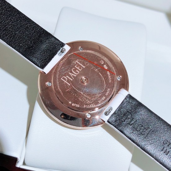 ★实拍 伯爵-PIAGET,时尚石英女款,来自Possession系列诚意推荐,魅力十足的臻品采用瑞士石英机芯,蓝宝石水晶玻璃镜面,表圈可360度旋转,在不经意的旋转之间带来不同的好心情灵动搭配,转动间,专属于你独一无二的个性造型耀目而生有光圈、单排钻和双排钻任性选择!表壳直径34mm厚度8mm。 ★实拍 伯爵-PIAGET,时尚石英女款,来自Possession系列诚意推荐,魅力十足的臻品采用瑞士石英机芯,蓝宝石水晶玻璃镜面,表圈可360度旋转,在不经意的旋转之间带来不同的好心情灵动搭配,转动间,专属于你独一无二的个性造型耀目而生有光圈、单排钻和双排钻任性选择!表壳直径34mm厚度8mm。