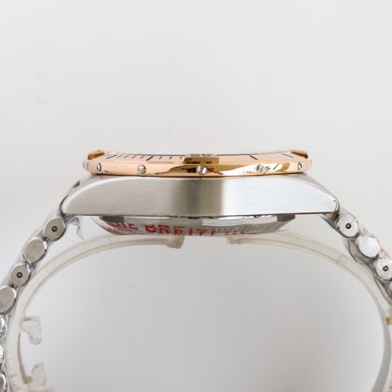 【硬核钢王】GF新品百年灵Chronomat，备受关注的蝴蝶扣辊珠精钢表链因其类似“子弹”的外形被称为“子弹链”。一体式圆滑倒角处理，每一处细节都展现出高辨识度机械美感！表壳纵向拉丝更显GF超凡的打磨功力！材质： 316L精钢直径： 42毫米机芯：Asia-7750机芯GF出品，复刻首选！