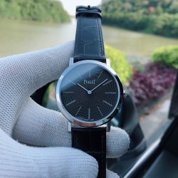 伯爵 PIAGET B0 超薄，直径40厚度8MM，采用改装高品质手翻机芯Cal.1400：原装一致夹板刻字，机芯稳定！蓝宝石水晶镜面，原装比例细节！特别注重手表的大小，弧度，抛光，刻字！ 外壳均采用真空电镀，特别是白金款式光亮不掉色，纯正316进口钢材使整表更有坠感，欢迎比对！双面进口意大利小牛皮和原装扣！ 三十米防水！三杰精致推荐男士超薄机械腕表 SJ为你精心打造超真实实物图拍摄