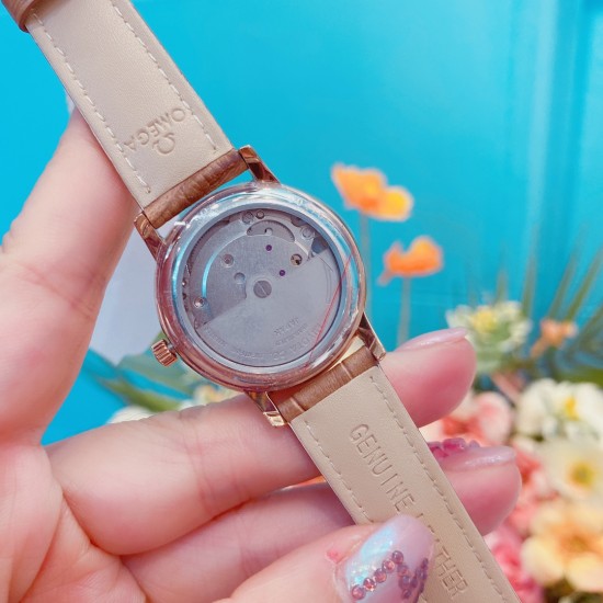 专柜同步发售欧米茄(OMEGA) 【精湛品质-女神专属】-女士精品腕表 碟飞典雅系列 原版复刻1:1,表款堪称是系列中最迷人的表款之一,尽显优雅气质与低调奢华,顶端表壳以316精钢打造,搭载日本进口西铁城机械 零返修 来自进口316钢表带 历经多道工序,防汗水,耐腐蚀 表盘-蓝宝石高清镜面 壳身整体超强立体感 精雕细琢,卓绝技艺 品质保证 尺寸:32mm厚11mm 时尚百搭,精致华贵呈现自然魅力 专柜同步发售欧米茄(OMEGA) 【精湛品质-女神专属】-女士精品腕表 碟飞典雅系列 原版复刻1:1,表款堪称是系列中最迷人的表款之一,尽显优雅气质与低调奢华,顶端表壳以316精钢打造,搭载日本进口西铁城机械 零返修 来自进口316钢表带 历经多道工序,防汗水,耐腐蚀 表盘-蓝宝石高清镜面 壳身整体超强立体感 精雕细琢,卓绝技艺 品质保证 尺寸:32mm厚11mm 时尚百搭,精致华贵呈现自然魅力