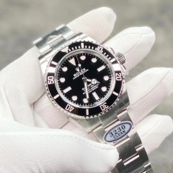 现货，可以秒发！劳力士124060 c厂出品，submariner 无历黑水鬼41mm直径，搭载一比一超级3230 动力72小时  无卡度机芯装饰 机芯及其稳定！904L精钢 /搭配ar厂钢带 ！表盘使用市场独家锅盖字面 无面脚设计 ps:有面脚的成本低很多 ！唯一做到指针夜光/字钉夜光 做到同色 因为都是第三方工厂加工+自购瑞士 c1+c3夜光粉 ！字钉ip白金电镀颜色无限接近原装 clean陶瓷类配件 无需赘述！ clean厂出品，出货实拍