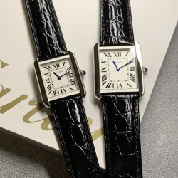 实拍【精品升级版】卡地亚超薄坦克Cartier Tank Solo系列，一款百搭 性价比又高的手表 采用瑞士石英机芯，圆珠形表冠，镶嵌一颗凸圆形合成尖晶石，镀银珠光表盘，罗马数字时标，剑形蓝钢指针，蓝宝石水晶镜面，可搭配进口鳄鱼纹牛皮表带，另有多种颜色荔枝纹原版皮为你打造个性化腕间配饰，直径：小号2431mm,中号2734mm。佩戴舒适柔软服帖，上手显得高贵又典雅，很气质很女人独家货源。「认准细节，欢迎质量对比」