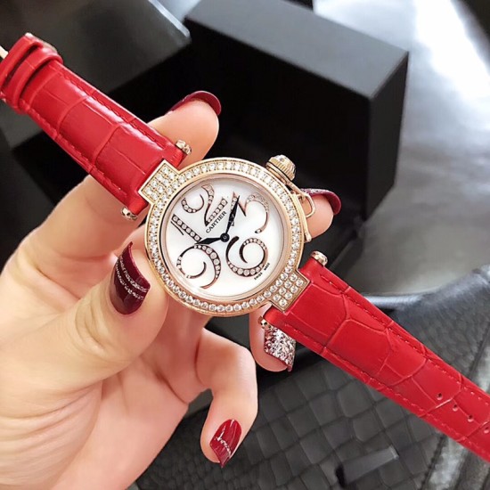 CARTIER-- 卡地亚最新款水壶爆款系列!✨独特镶钻贝母清晰阿拉伯数字,水壶把头锁精巧别致,镶嵌施华洛世奇水钻表壳,镜面持久耐磨,瑞士石英机芯,走时精准,尺寸32MM,唯心所爱非你莫属!映射着夏日给予你的精彩时光 CARTIER-- 卡地亚最新款水壶爆款系列!✨独特镶钻贝母清晰阿拉伯数字,水壶把头锁精巧别致,镶嵌施华洛世奇水钻表壳,镜面持久耐磨,瑞士石英机芯,走时精准,尺寸32MM,唯心所爱非你莫属!映射着夏日给予你的精彩时光