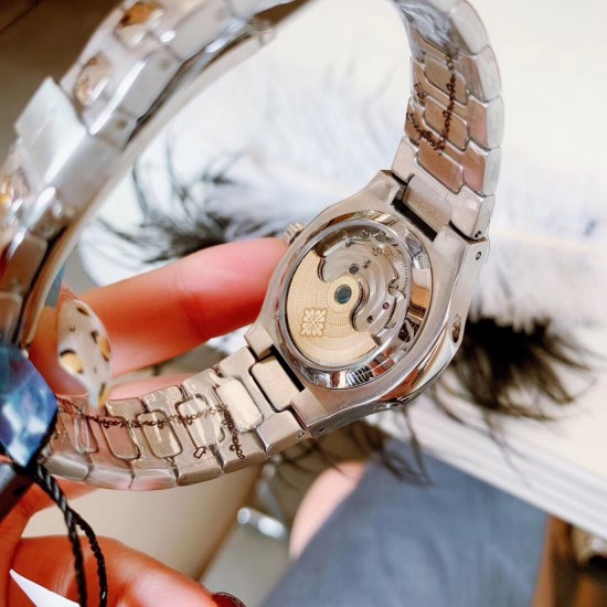 百达翡丽 手雷系列 女款简约飞轮 最强版本 Patek Philippe Seal印记Cal.324 CS自动机械机芯 专柜尺寸33mm 厚度9.5mm 花巨资复刻原版Cal.324 CS机芯 市场现在唯一一个324CS机芯与原装机芯摆轮一致 可谓市场最高版本女表表后 女性对永恒时间理念的钟爱 难以抗拒的柔美气息 百达翡丽 手雷系列 女款简约飞轮 最强版本 Patek Philippe Seal印记Cal.324 CS自动机械机芯 专柜尺寸33mm 厚度9.5mm 花巨资复刻原版Cal.324 CS机芯 市场现在唯一一个324CS机芯与原装机芯摆轮一致 可谓市场最高版本女表表后 女性对永恒时间理念的钟爱 难以抗拒的柔美气息