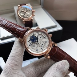 万国 IWC b1 达文西系列活动型表耳，算的上是品牌系列最具魅力的设计之一表盘有众多显示功能12时位置设有月相小表盘3时位置设有日期显示盘9时位置设有星期显示盘6时位置设有月份显示盘腕表可提供68小时动力存储称得上“大型表耳”的它，三杰 本身观赏性十足。与圆润的表壳相互映衬，肌肉感十足 SJ 为你精心挑选精品男士机械腕表拍摄 超真实实物图拍摄