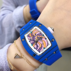 实拍 最新理查珐琅棉花糖理查德米勒 RichardMille 珐琅棉花糖 最新爆款 bon bon系列最稀有的作品！克服传统工艺打破模式！钟表最受尊敬的技术之一。不是所有人的嫁妆，棉花糖运动曲线和颜色，它们是诱人的。有了理查德米勒，实现了把棉花糖戴在你的手腕上！白色陶瓷加上黄粉绿搪瓷表盘，RM-07柔和的颜色创造了一个组合...甜蜜！糖果店的一次旅行，一个让人难以置信的艺术品。你会戴上它吗？