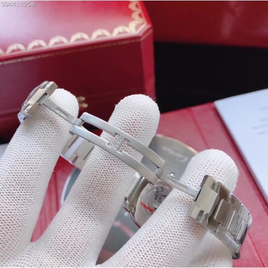 商品编卡地亚 CARTIER 伦敦系列情侣对表 ,原装开模,直径:中号36mm 小号29.5mm,自带真鳄鱼皮表带。原装瑞士石英机芯(机芯外观与原装一致)精钢可互换表带。实拍,欢迎转发!三杰实拍复刻1:1 高端产品商品规格:默认规格 商品编卡地亚 CARTIER 伦敦系列情侣对表 ,原装开模,直径:中号36mm 小号29.5mm,自带真鳄鱼皮表带。原装瑞士石英机芯(机芯外观与原装一致)精钢可互换表带。实拍,欢迎转发!三杰实拍复刻1:1 高端产品商品规格:默认规格