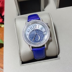 实拍 积家Rendez-Vous Moon Serenity约会系列月相腕表以爱之名，相约一生【表壳】腕表尺寸36mmX10.6mm，质感同步正品。镶嵌124颗顶级施华洛世奇闪钻勾勒腕表圆润外观，与镶满美钻的表圈相辅相成共同散放着星空一般的璀璨光芒【表盘】搭配一枚星形指针以最富诗意的方式，提示佩戴者约会的时间，珍珠贝母月相在缎面打磨的星图映衬下尽现柔美【机芯】瑞士石英机芯，完美实现原装星辰月相功能，走时稳定【表带扣】意大利小牛皮和进口绢丝带质感上佳，搭配积家原装折叠。