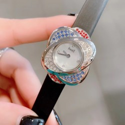 最新 PIAGET伯爵 Limelight非凡珍品腕表系列 花朵 闭合状态下尺寸33mm*22mm， 花朵盛开时直径为33mm。表壳才有18K白金电镀，进口石英机芯 。特点: 表壳由可顺时针旋转的三片花瓣造型组成一朵完美的三色艳丽花朵。第一层花瓣上镶嵌26颗白色钻石于表圈 ，第二层花瓣镶嵌26颗红色钻石彰显奢华，第三层花瓣镶嵌18颗幽邃蓝宝石彰显尊贵，蓝宝石水晶镜面 搭配绸缎丝绢皮/手工锻造丝网表带。这不仅是一款非凡的腕表，更堪称一件珠宝工艺杰作，完美结合创意，生动灵性，彰显着珠宝腕表的优雅魅力