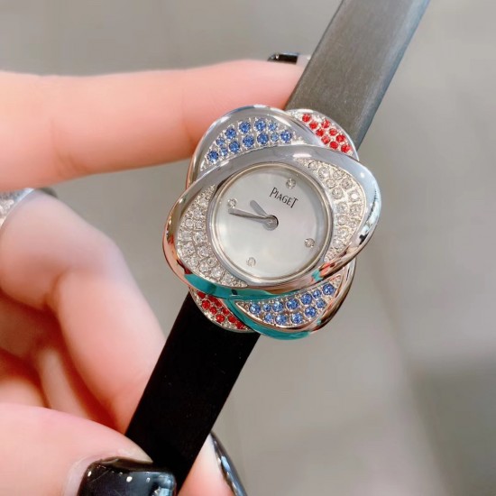 最新 PIAGET伯爵 Limelight非凡珍品腕表系列 花朵 闭合状态下尺寸33mm*22mm, 花朵盛开时直径为33mm。表壳才有18K白金电镀,进口石英机芯 。特点: 表壳由可顺时针旋转的三片花瓣造型组成一朵完美的三色艳丽花朵。第一层花瓣上镶嵌26颗白色钻石于表圈 ,第二层花瓣镶嵌26颗红色钻石彰显奢华,第三层花瓣镶嵌18颗幽邃蓝宝石彰显尊贵,蓝宝石水晶镜面 搭配绸缎丝绢皮/手工锻造丝网表带。这不仅是一款非凡的腕表,更堪称一件珠宝工艺杰作,完美结合创意,生动灵性,彰显着珠宝腕表的优雅魅力 最新 PIAGET伯爵 Limelight非凡珍品腕表系列 花朵 闭合状态下尺寸33mm*22mm, 花朵盛开时直径为33mm。表壳才有18K白金电镀,进口石英机芯 。特点: 表壳由可顺时针旋转的三片花瓣造型组成一朵完美的三色艳丽花朵。第一层花瓣上镶嵌26颗白色钻石于表圈 ,第二层花瓣镶嵌26颗红色钻石彰显奢华,第三层花瓣镶嵌18颗幽邃蓝宝石彰显尊贵,蓝宝石水晶镜面 搭配绸缎丝绢皮/手工锻造丝网表带。这不仅是一款非凡的腕表,更堪称一件珠宝工艺杰作,完美结合创意,生动灵性,彰显着珠宝腕表的优雅魅力