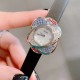 最新 PIAGET伯爵 Limelight非凡珍品腕表系列 花朵 闭合状态下尺寸33mm*22mm, 花朵盛开时直径为33mm。表壳才有18K白金电镀,进口石英机芯 。特点: 表壳由可顺时针旋转的三片花瓣造型组成一朵完美的三色艳丽花朵。第一层花瓣上镶嵌26颗白色钻石于表圈 ,第二层花瓣镶嵌26颗红色钻石彰显奢华,第三层花瓣镶嵌18颗幽邃蓝宝石彰显尊贵,蓝宝石水晶镜面 搭配绸缎丝绢皮/手工锻造丝网表带。这不仅是一款非凡的腕表,更堪称一件珠宝工艺杰作,完美结合创意,生动灵性,彰显着珠宝腕表的优雅魅力 最新 PIAGET伯爵 Limelight非凡珍品腕表系列 花朵 闭合状态下尺寸33mm*22mm, 花朵盛开时直径为33mm。表壳才有18K白金电镀,进口石英机芯 。特点: 表壳由可顺时针旋转的三片花瓣造型组成一朵完美的三色艳丽花朵。第一层花瓣上镶嵌26颗白色钻石于表圈 ,第二层花瓣镶嵌26颗红色钻石彰显奢华,第三层花瓣镶嵌18颗幽邃蓝宝石彰显尊贵,蓝宝石水晶镜面 搭配绸缎丝绢皮/手工锻造丝网表带。这不仅是一款非凡的腕表,更堪称一件珠宝工艺杰作,完美结合创意,生动灵性,彰显着珠宝腕表的优雅魅力