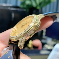 实拍2020年江诗丹顿传袭超薄系列-Vacheron Constantin 专为女神打造的，奢华时尚，采用进口316钢表壳，搭配原装进口9015机芯（0返修），天然蓝宝石玻璃镜面，直径33mm，超薄工艺7.8mm，超强防水30米，竹节纹进口小牛皮表带，一表一码。
