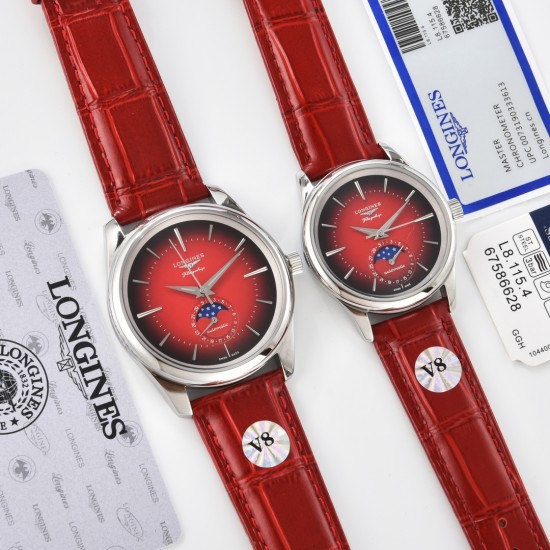 【赵丽颖同款】Longines浪琴 名匠系列情侣腕表。全新浪琴名匠月相腕表系列。 诠释女性高贵典雅。精钢表壳直径:34毫米尺寸。官方一致6字位月相1-31日期显示功能。进口石英机芯。三码合一。采用进口头层牛皮、原装蝴蝶扣。珍珠母贝表盘在女表中是运用较多的元素,浪琴为其搭配了12颗钻石时标,将女性魅力发挥到极致。盘面6点钟位置的小表盘显示月相和日期,兼顾实用性和浪漫感,精巧别致。字表盘扫描打版,颜色、“麦粒”格纹深浅、内影字体大小粗细与正品完全一致。 三码合一认准编号 【赵丽颖同款】Longines浪琴 名匠系列情侣腕表。全新浪琴名匠月相腕表系列。 诠释女性高贵典雅。精钢表壳直径:34毫米尺寸。官方一致6字位月相1-31日期显示功能。进口石英机芯。三码合一。采用进口头层牛皮、原装蝴蝶扣。珍珠母贝表盘在女表中是运用较多的元素,浪琴为其搭配了12颗钻石时标,将女性魅力发挥到极致。盘面6点钟位置的小表盘显示月相和日期,兼顾实用性和浪漫感,精巧别致。字表盘扫描打版,颜色、“麦粒”格纹深浅、内影字体大小粗细与正品完全一致。 三码合一认准编号