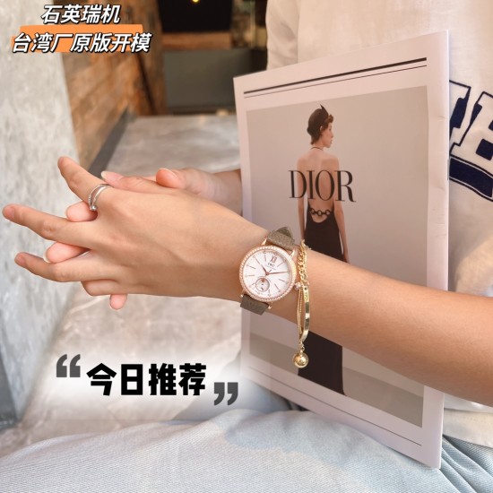 ✨✨IWC万国柏涛菲诺女表 ——昼夜与星辰✨✨,一昼一夜一更替!♥️♥️♥️日月为你转动,把星辰赠予你❤️❤️❤️昼夜显示腕表具有的象征意义,代表着时间的流逝和自然的更迭,日月星辰随时间变化,如太阳随着一天的日出逐渐升起,月亮和星星轮流出现在表盘中,展现腕表的精致和优雅所带有的浪漫色彩,让我们感受到时间的魅力和自然的力量!腕表精致简约,风格百搭,34mm的尺寸更显利落别致,精致美观,也更适合女神的纤细手腕佩戴!内部搭载石英瑞士机芯,蓝宝石玻璃,表带搭配快拆系统! ✨✨IWC万国柏涛菲诺女表 ——昼夜与星辰✨✨,一昼一夜一更替!♥️♥️♥️日月为你转动,把星辰赠予你❤️❤️❤️昼夜显示腕表具有的象征意义,代表着时间的流逝和自然的更迭,日月星辰随时间变化,如太阳随着一天的日出逐渐升起,月亮和星星轮流出现在表盘中,展现腕表的精致和优雅所带有的浪漫色彩,让我们感受到时间的魅力和自然的力量!腕表精致简约,风格百搭,34mm的尺寸更显利落别致,精致美观,也更适合女神的纤细手腕佩戴!内部搭载石英瑞士机芯,蓝宝石玻璃,表带搭配快拆系统!