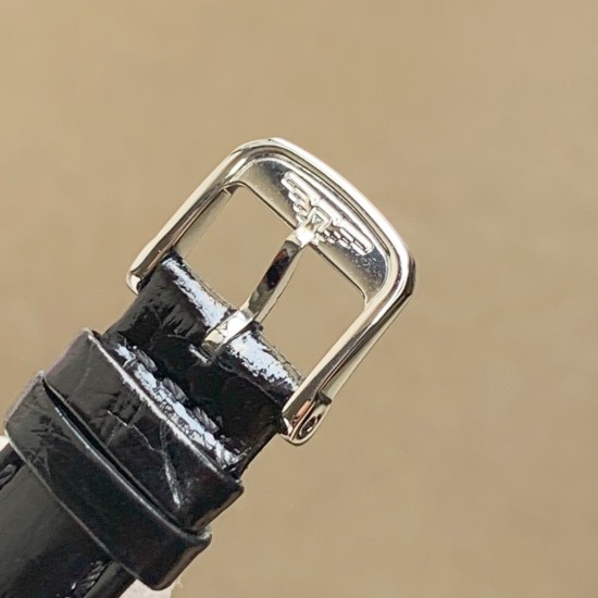 渠道货!浪琴表黛绰维纳鳄鱼皮系列!20.80 X 32.00mm 石英女士腕表!正品机芯L178石英机芯!拥有低电量提醒功能!石英机芯没电了秒针会四秒一跳!这个时候就需要换电池啦!浪琴排名皇后级别的当属黛绰维纳系列女表 以意大利语中的Dolce Vita为名 寓意甜美生活 寓意意式生活邂逅现代浪漫 通过几何线条与柔美曲线塑造出现代优雅与妩媚姿态 银色表盘的雕花、贝母表盘上镶嵌13颗钻石,以及蓝钢指针等精致细节都烘托出佩戴者纯正的优雅与贵气 渠道货!浪琴表黛绰维纳鳄鱼皮系列!20.80 X 32.00mm 石英女士腕表!正品机芯L178石英机芯!拥有低电量提醒功能!石英机芯没电了秒针会四秒一跳!这个时候就需要换电池啦!浪琴排名皇后级别的当属黛绰维纳系列女表 以意大利语中的Dolce Vita为名 寓意甜美生活 寓意意式生活邂逅现代浪漫 通过几何线条与柔美曲线塑造出现代优雅与妩媚姿态 银色表盘的雕花、贝母表盘上镶嵌13颗钻石,以及蓝钢指针等精致细节都烘托出佩戴者纯正的优雅与贵气