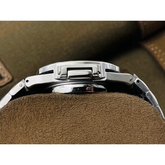 【PFF Factory2021牛年力作】V2升级版 【市场最高品质版本】百达.翡丽Patekphilippe运动系列(鹦鹉螺)5724(霸道总裁)升级版!1⃣️所有功能同正品(10字位动能显示,7字位日历和月相 4字位小秒针),和原装一样的带水平压纹图案,带荧光刻度 !2⃣️直径40毫米,904L精钢镀金,蓝宝石玻璃镜面。3⃣️5722和5724款的外钻为施华洛世奇钻,通透闪亮,气质非凡。在目前技术范畴内尽可能接近原装,此款腕表可以让您驾驭所有场合!PFF匠心之作 欢迎您的品鉴! 【PFF Factory2021牛年力作】V2升级版 【市场最高品质版本】百达.翡丽Patekphilippe运动系列(鹦鹉螺)5724(霸道总裁)升级版!1⃣️所有功能同正品(10字位动能显示,7字位日历和月相 4字位小秒针),和原装一样的带水平压纹图案,带荧光刻度 !2⃣️直径40毫米,904L精钢镀金,蓝宝石玻璃镜面。3⃣️5722和5724款的外钻为施华洛世奇钻,通透闪亮,气质非凡。在目前技术范畴内尽可能接近原装,此款腕表可以让您驾驭所有场合!PFF匠心之作 欢迎您的品鉴!