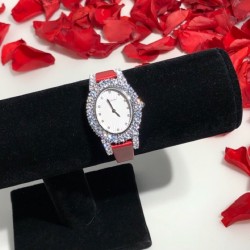 萧邦新款 LHEURE DU DIAMANT MEDIUM OVAL 此款LHeure du Diamant 椭圆形切割雕纹镶钻表盘 环以点缀钻石的表圈 优雅气韵 时尚风格和萧邦精湛的手工艺尽显无遗 光华耀目 MM™ 白玫同价