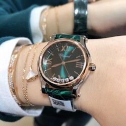 实拍 原单工厂品质 【欧洲版本全球限量款】【30mm】萧邦HAPPYDIAMONDS系列，翡翠绿来啦！都说男戴万国女戴萧邦 有金（进）有钻（赚）寓意也很好。表盘内的钻石滚珠可自由滑行转动，5钻时来运转 财运滚滚。绿色美洲鳄鱼皮 这个绿色简直不要太好看了  表盘30mm大小 一种半钢半金，一种全玫瑰金，蓝宝石三层玻璃镜面，自动上链机械机芯