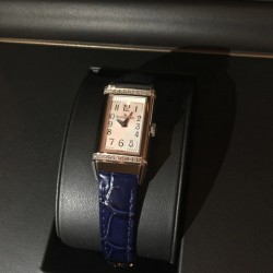 实拍 积家Jaeger Revers one一号翻转腕表 ！翻转真的是好看到爆炸积家翻转系列3288420 ！低调有历史底蕴！尺寸40.1*20独具一格，进口朗达机芯稳定持久，烧钢蓝指针芳泽无加，午夜蓝色的小牛皮如精灵般俏皮可爱 ，加上原装表扣独特100%的还原度。优雅的气质，精致的翻转结构，精美的做工，腕间璀璨美钻照亮倾心时刻，会让佩戴者赏心悦目，爱不释手。2020大旱望云，愿所有的美好都能如期而至。认准实拍细节！小红书爆款推荐！