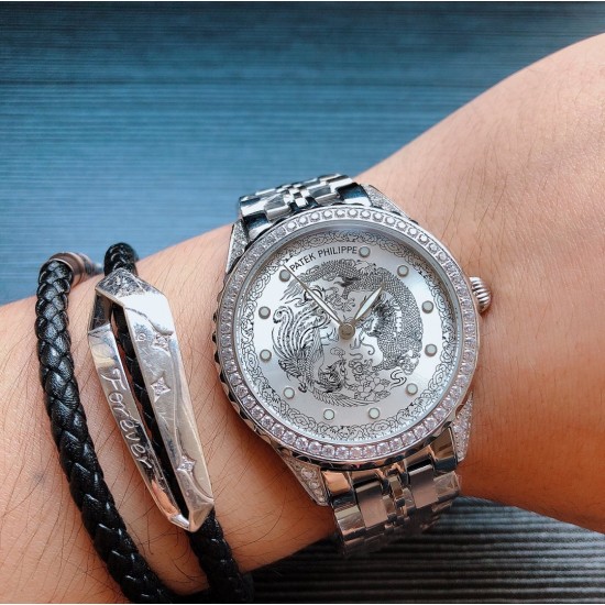 龙凤呈祥 百达翡丽-PATEK PHILIPPE B33 全球限量发售,采用新新一代8002纯进口自动机械机芯,背透雕刻龙凤设计,大方得体,独特风格,全精钢设计,超强防水,可直接佩戴游泳,41mm直径,蓝宝石玻璃镜面,表壳采用真空纳米技术电镀,质感十足,尊贵奢华,这绝对是送亲人 送朋友,送老板的最佳礼物!三杰精致推荐男士瑞士全自动机械腕表,SJ为你精心打造超真实实物图拍摄 龙凤呈祥 百达翡丽-PATEK PHILIPPE B33 全球限量发售,采用新新一代8002纯进口自动机械机芯,背透雕刻龙凤设计,大方得体,独特风格,全精钢设计,超强防水,可直接佩戴游泳,41mm直径,蓝宝石玻璃镜面,表壳采用真空纳米技术电镀,质感十足,尊贵奢华,这绝对是送亲人 送朋友,送老板的最佳礼物!三杰精致推荐男士瑞士全自动机械腕表,SJ为你精心打造超真实实物图拍摄