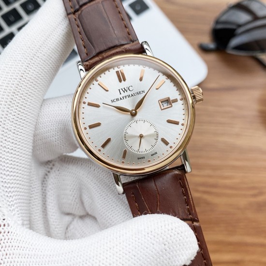 实物拍摄品牌：万国-IWC  类型：[酷]男士腕表表壳：316精钢（做工优质）表带：进口真牛皮/316精钢(两种可选)机芯：高级定制全自动机械机芯（走时稳定）玻璃：高级强化镀膜镜面尺寸：直径40mm，厚度12mm