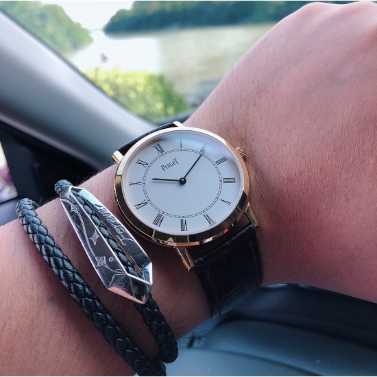 伯爵 PIAGET B0 超薄,直径40厚度8MM,采用改装高品质手翻机芯Cal.1400:原装一致夹板刻字,机芯稳定!蓝宝石水晶镜面,原装比例细节!特别注重手表的大小,弧度,抛光,刻字! 外壳均采用真空电镀,特别是白金款式光亮不掉色,纯正316进口钢材使整表更有坠感,欢迎比对!双面进口意大利小牛皮和原装扣! 三十米防水!三杰精致推荐男士超薄机械腕表 SJ为你精心打造超真实实物图拍摄 伯爵 PIAGET B0 超薄,直径40厚度8MM,采用改装高品质手翻机芯Cal.1400:原装一致夹板刻字,机芯稳定!蓝宝石水晶镜面,原装比例细节!特别注重手表的大小,弧度,抛光,刻字! 外壳均采用真空电镀,特别是白金款式光亮不掉色,纯正316进口钢材使整表更有坠感,欢迎比对!双面进口意大利小牛皮和原装扣! 三十米防水!三杰精致推荐男士超薄机械腕表 SJ为你精心打造超真实实物图拍摄