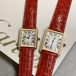 实拍【精品升级版】卡地亚超薄坦克Cartier Tank Solo系列，一款百搭 性价比又高的手表 采用瑞士石英机芯，圆珠形表冠，镶嵌一颗凸圆形合成尖晶石，镀银珠光表盘，罗马数字时标，剑形蓝钢指针，蓝宝石水晶镜面，可搭配进口鳄鱼纹牛皮表带，另有多种颜色荔枝纹原版皮为你打造个性化腕间配饰，直径：小号2431mm,中号2734mm。佩戴舒适柔软服帖，上手显得高贵又典雅，很气质很女人独家货源。「认准细节，欢迎质量对比」