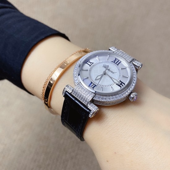 ★实拍 萧邦 CHOPARD IMPERIALE 系列腕表。独特风格带您走进一个新阶段并且成功塑造了崇尚自我表达和与众不同的生活化概念,316精钢材质,此表款全手工镶嵌施华洛世奇水晶钻,成为了美式奢侈生活风格的代表!进口石英机芯以及精细做工,佩戴贴手舒适,设计风格简约明朗。充满奢华璀璨的气息,光彩夺人、让你瞬间提升华丽的气质 ! ★实拍 萧邦 CHOPARD IMPERIALE 系列腕表。独特风格带您走进一个新阶段并且成功塑造了崇尚自我表达和与众不同的生活化概念,316精钢材质,此表款全手工镶嵌施华洛世奇水晶钻,成为了美式奢侈生活风格的代表!进口石英机芯以及精细做工,佩戴贴手舒适,设计风格简约明朗。充满奢华璀璨的气息,光彩夺人、让你瞬间提升华丽的气质 !
