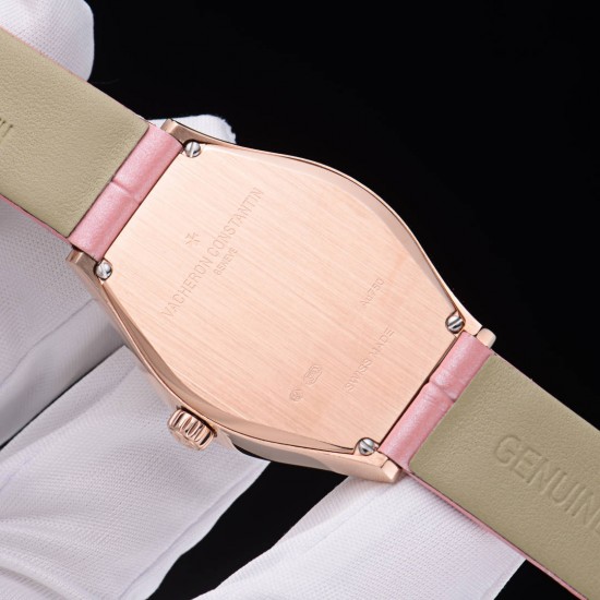 实拍 江诗丹顿-Vacheron Constantin 作为世界上历史悠久的钟表制造商从未停止生产,秉承悉力以赴,精益求精的品牌座右铭,其中有一款-Malte系列25530/000R-9742,经典酒桶型婉表,防磨水晶镜面,内部经反光处理,配置瑞士原装石英机芯,尺寸28.40*38.67毫米,厚度7.28毫米。表壳电镀18K白金/玫瑰金,表带有布绢带,牛皮带两种选择,针扣配带.市面最高版本,你值得拥有。 实拍 江诗丹顿-Vacheron Constantin 作为世界上历史悠久的钟表制造商从未停止生产,秉承悉力以赴,精益求精的品牌座右铭,其中有一款-Malte系列25530/000R-9742,经典酒桶型婉表,防磨水晶镜面,内部经反光处理,配置瑞士原装石英机芯,尺寸28.40*38.67毫米,厚度7.28毫米。表壳电镀18K白金/玫瑰金,表带有布绢带,牛皮带两种选择,针扣配带.市面最高版本,你值得拥有。
