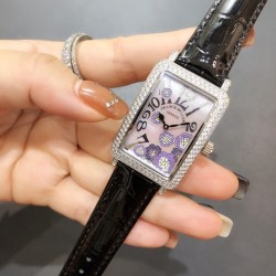 法兰克穆勒Franck muller- Long Island长岛系列时尚腕表，众多网红同款，316L精钢材质，搭配亮皮表带 纯手工施华洛世奇镶嵌工艺制作，满天星能折射更多的光线，突显野性和奢华的特征极其搭配，给各种风格的搭配带来新的光彩，精致典雅，奢华绽放。尺寸40mm*33mm*12mm