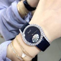 实拍 最新伯爵 限量款 璀璨星夜     Piaget Limelingt Gala腕表腕表以砂金石表盘搭配同款蓝色皮革表带，将璨夜星河定格腕间。以浩瀚苍穹中璀璨渺远的星宿，演绎细腻无穷无尽的爱意！铺镶耀眼美钻 表圈 表耳在伯爵标志性的69型表壳，倍添迷人气质！尺寸:32mm。认准HBBv7商标独家拍摄细节