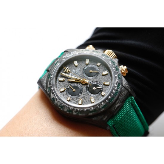 劳力士Rolex Daytona全碳纤维宇宙计时迪通拿横空出世 这款获得瑞士天文台认证的首款全碳纤迪通拿搭载全自动计时7750机械机芯 均调校测试 表盘配蜗形小秒针盘 蓝宝石抗刮损水晶镜面 碳纤维字面 完美复刻 原装同步魔术贴帆布带/橡树胶带 原装扣 更加柔软舒适 方便佩戴 爱不释手的劳力士迪通拿 品不完的一劳永逸!!! 劳力士Rolex Daytona全碳纤维宇宙计时迪通拿横空出世 这款获得瑞士天文台认证的首款全碳纤迪通拿搭载全自动计时7750机械机芯 均调校测试 表盘配蜗形小秒针盘 蓝宝石抗刮损水晶镜面 碳纤维字面 完美复刻 原装同步魔术贴帆布带/橡树胶带 原装扣 更加柔软舒适 方便佩戴 爱不释手的劳力士迪通拿 品不完的一劳永逸!!!