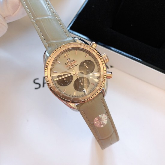 时光淙淙,细品每一刻芳香醇厚。欧米茄超霸系列38mm“卡布奇诺”有着双色的表盘配色,3个椭圆形小表盘的设计也令人眼前一亮。316精钢表壳福独特和欧米茄独特的Sedna️18K金搭配,整个表壳外圈镶钻,显得璀璨耀眼,匠具独心的双重表圈设计将钻石的闪亮光泽与超霸原型表款的运动精神完美融合,简直太显精致时髦感了!「MX实拍」如此传奇的它颜值真的超能打,此款配色真的很治愈,不仅颜色百搭,完全不挑肤色! 时光淙淙,细品每一刻芳香醇厚。欧米茄超霸系列38mm“卡布奇诺”有着双色的表盘配色,3个椭圆形小表盘的设计也令人眼前一亮。316精钢表壳福独特和欧米茄独特的Sedna️18K金搭配,整个表壳外圈镶钻,显得璀璨耀眼,匠具独心的双重表圈设计将钻石的闪亮光泽与超霸原型表款的运动精神完美融合,简直太显精致时髦感了!「MX实拍」如此传奇的它颜值真的超能打,此款配色真的很治愈,不仅颜色百搭,完全不挑肤色!