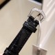 实拍 Cartier HYPNOSE系列腕表卡地亚椭圆双环交叠,演绎卡地亚柔美细腻的标志性风格。腕表灵动深邃,玫瑰金表壳镶嵌明亮式切割圆钻,太阳纹放射效果的表盘与剑形蓝钢指针,搭配鳄鱼皮带 典雅又唯美,再随机配送一条牛皮 30*26mm小号表款,搭配瑞士石英机芯,非常适合女性佩戴。 实拍 Cartier HYPNOSE系列腕表卡地亚椭圆双环交叠,演绎卡地亚柔美细腻的标志性风格。腕表灵动深邃,玫瑰金表壳镶嵌明亮式切割圆钻,太阳纹放射效果的表盘与剑形蓝钢指针,搭配鳄鱼皮带 典雅又唯美,再随机配送一条牛皮 30*26mm小号表款,搭配瑞士石英机芯,非常适合女性佩戴。