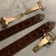 实拍【精品升级版】卡地亚超薄坦克Cartier Tank Solo系列,一款百搭 性价比又高的手表 采用瑞士石英机芯,圆珠形表冠,镶嵌一颗凸圆形合成尖晶石,镀银珠光表盘,罗马数字时标,剑形蓝钢指针,蓝宝石水晶镜面,可搭配进口鳄鱼纹牛皮表带,另有多种颜色荔枝纹原版皮为你打造个性化腕间配饰,直径:小号2431mm,中号2734mm。佩戴舒适柔软服帖,上手显得高贵又典雅,很气质很女人独家货源。「认准细节,欢迎质量对比」 实拍【精品升级版】卡地亚超薄坦克Cartier Tank Solo系列,一款百搭 性价比又高的手表 采用瑞士石英机芯,圆珠形表冠,镶嵌一颗凸圆形合成尖晶石,镀银珠光表盘,罗马数字时标,剑形蓝钢指针,蓝宝石水晶镜面,可搭配进口鳄鱼纹牛皮表带,另有多种颜色荔枝纹原版皮为你打造个性化腕间配饰,直径:小号2431mm,中号2734mm。佩戴舒适柔软服帖,上手显得高贵又典雅,很气质很女人独家货源。「认准细节,欢迎质量对比」